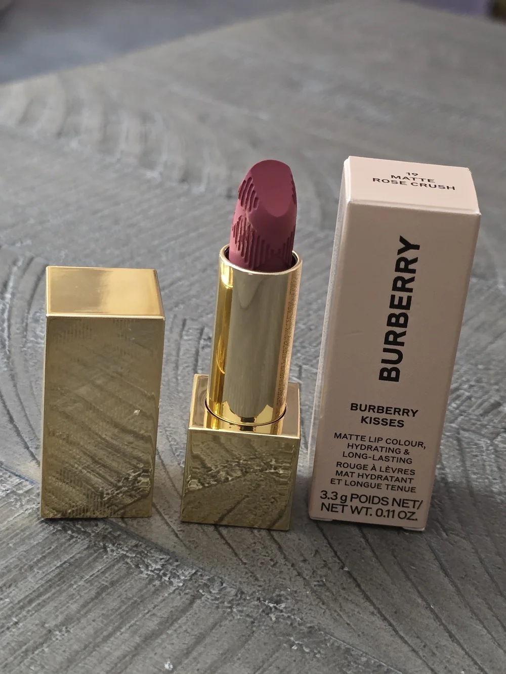 Burberry kisses lipstick